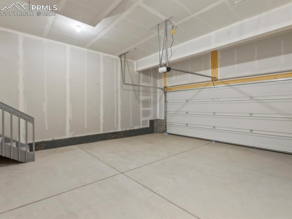 Image 24 of 25: Garage