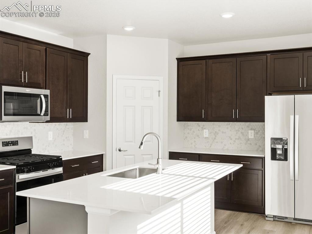 Image 4 of 25: Kitchen