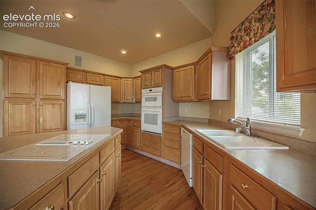 Image 15 of 46: Kitchen