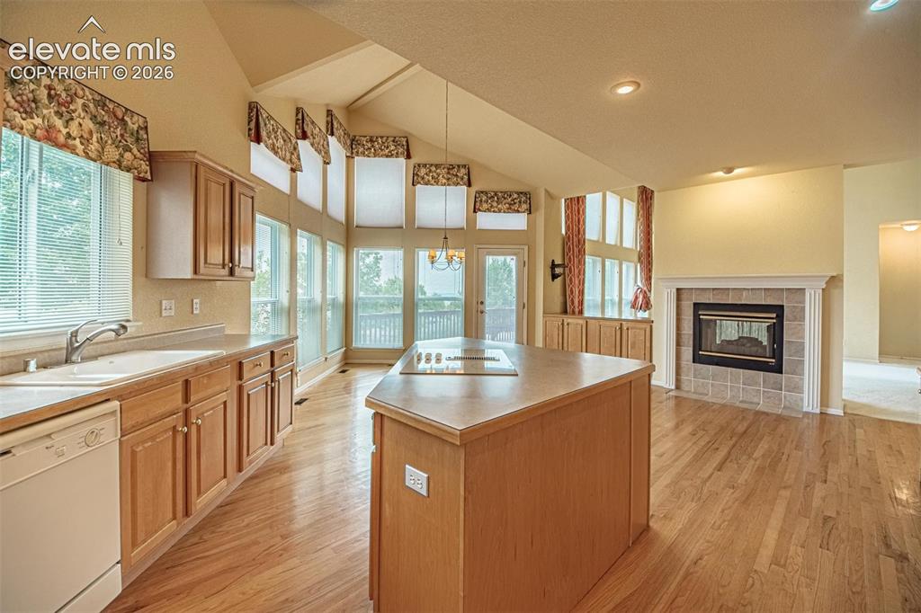Image 16 of 46: Kitchen