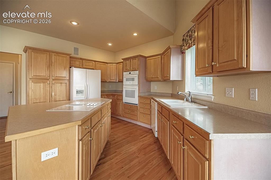 Image 18 of 46: Kitchen