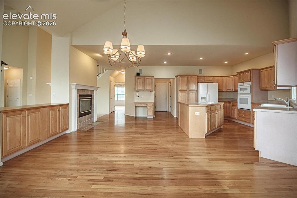 Image 19 of 46: Kitchen
