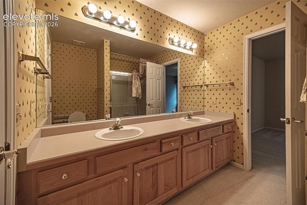 Image 34 of 46: Bathroom