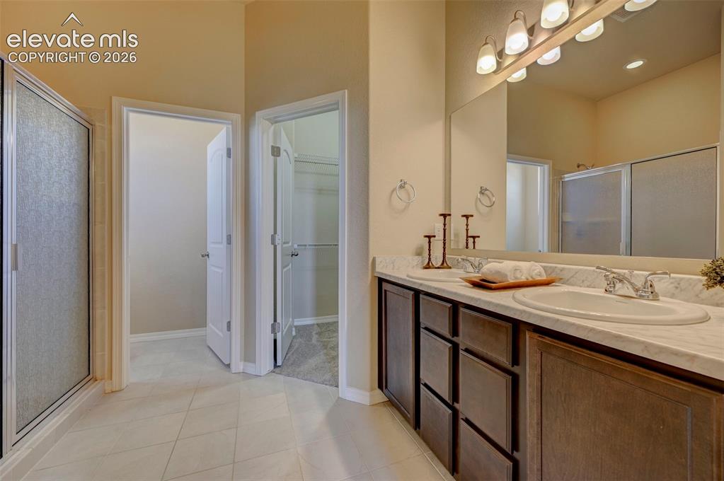 Image 17 of 34: Bathroom