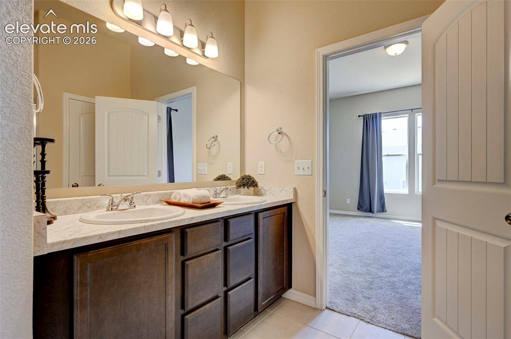 Image 19 of 34: Bathroom