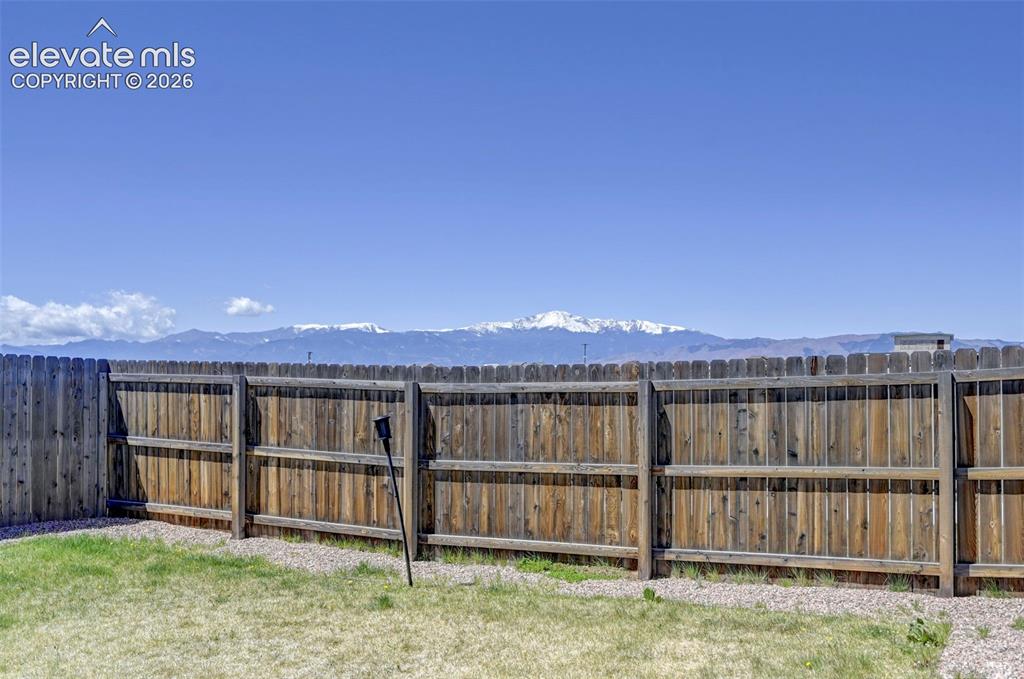 Image 32 of 34: Yard