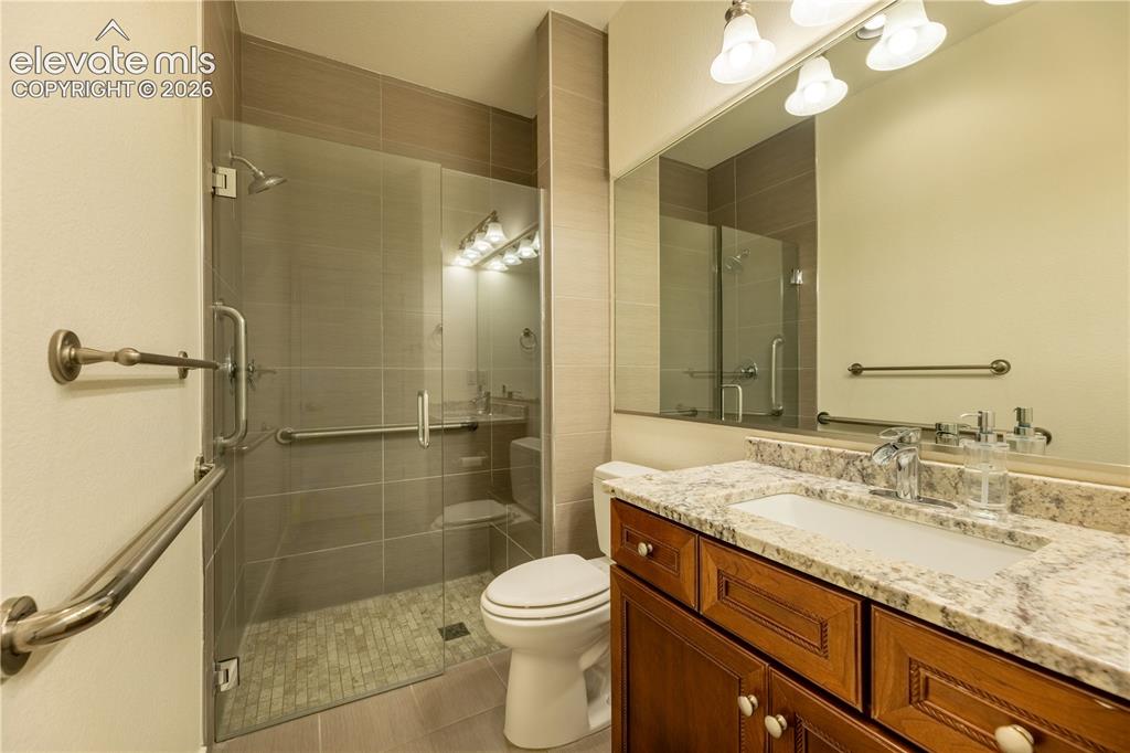 Image 17 of 36: Bathroom