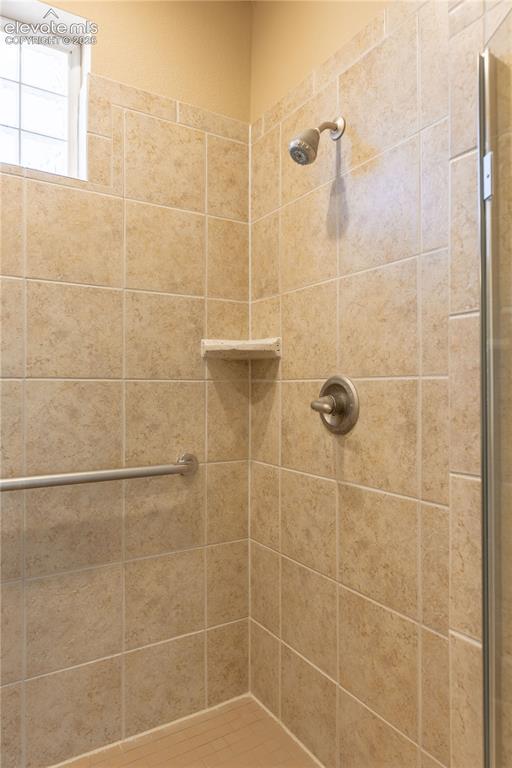 Image 26 of 36: Bathroom