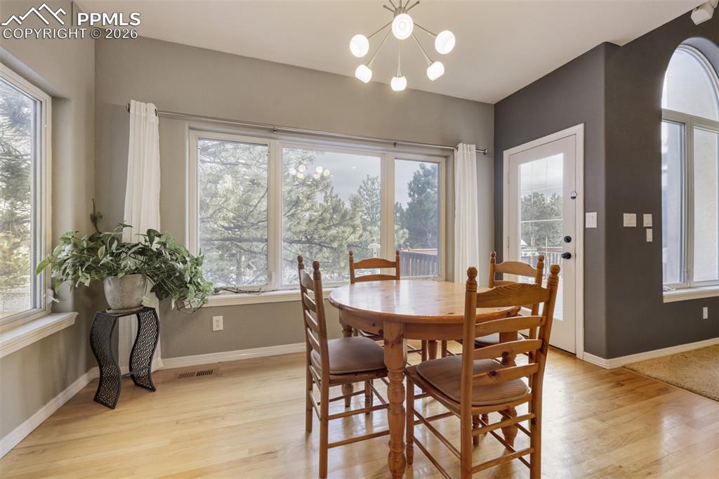 Image 5 of 50: Dining Area