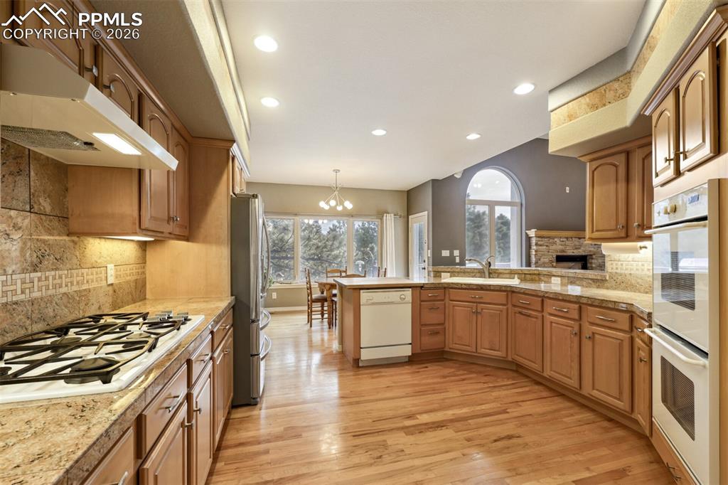 Image 6 of 50: Kitchen