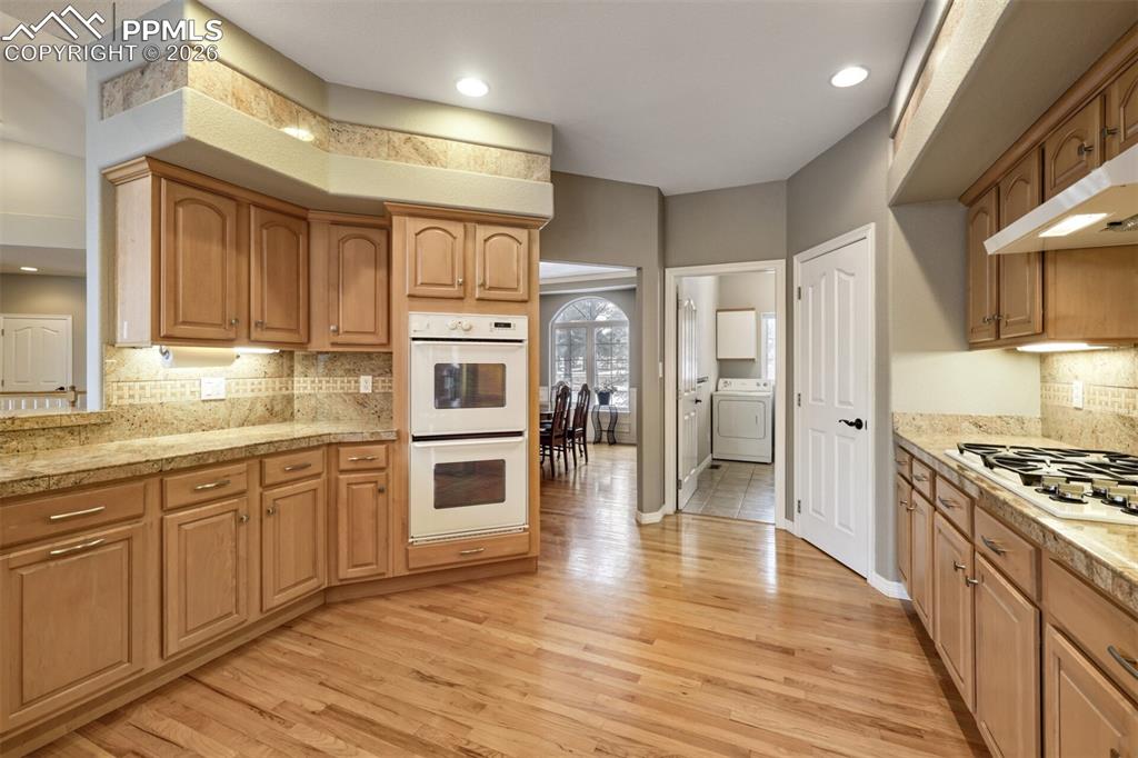 Image 7 of 50: Kitchen