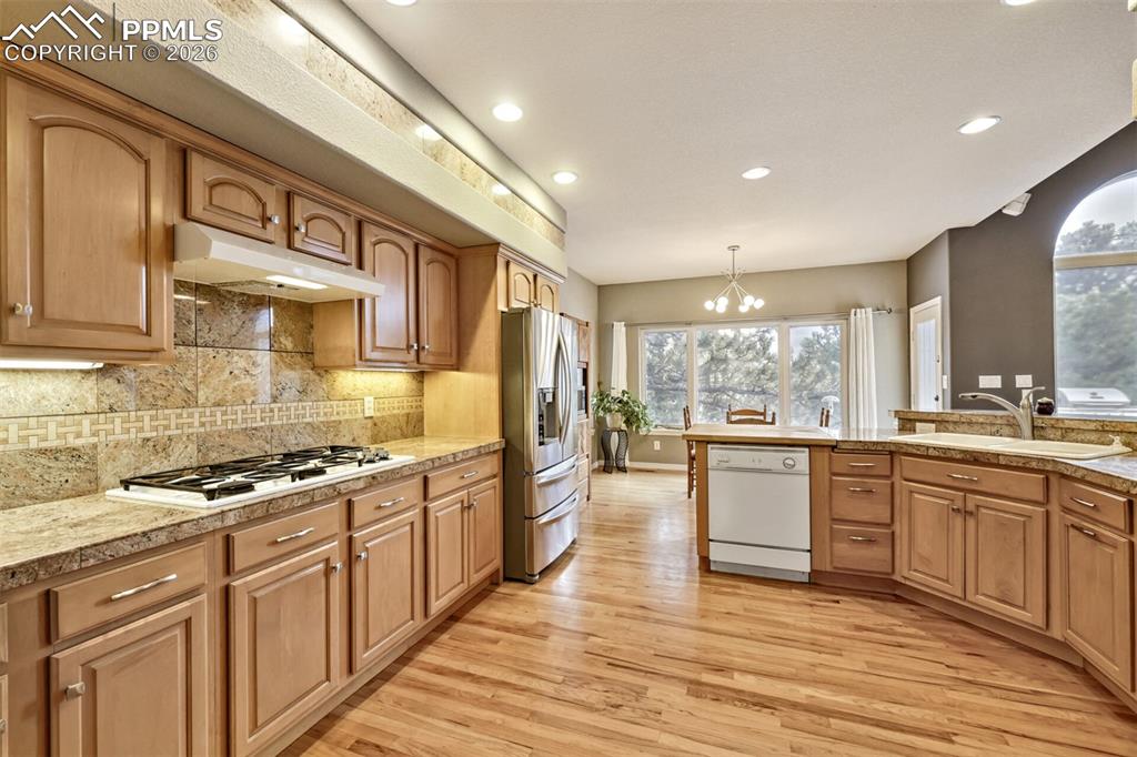 Image 8 of 50: Kitchen