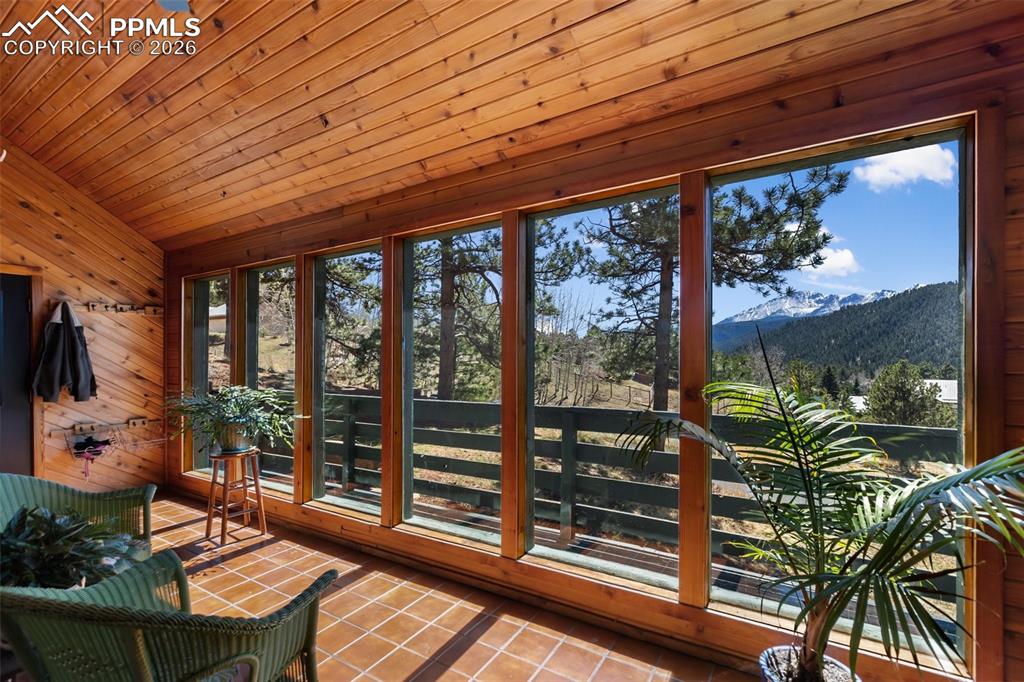 Image 10 of 50: Sun Room