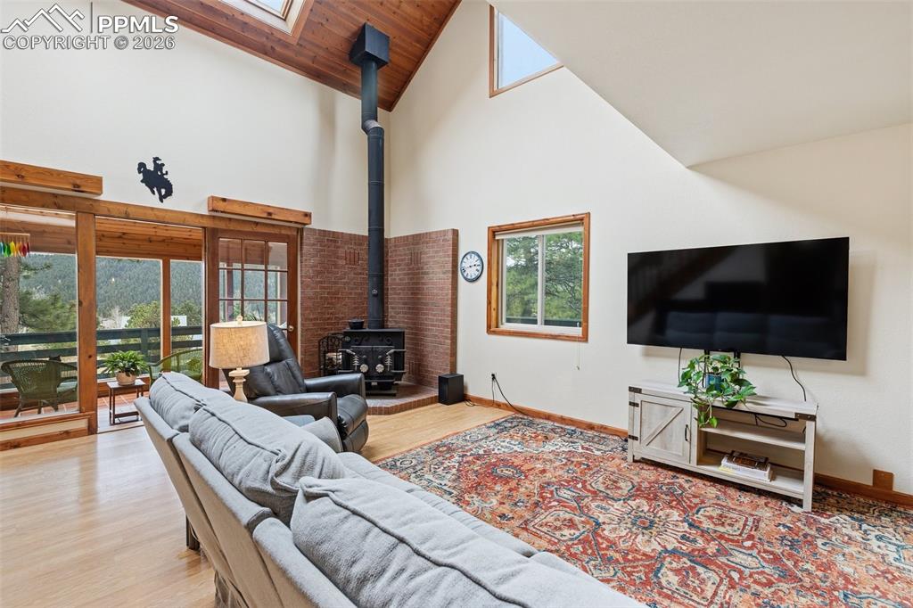 Image 16 of 50: Living Room