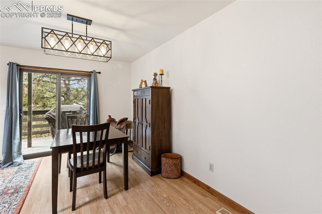 Image 18 of 50: Dining Area