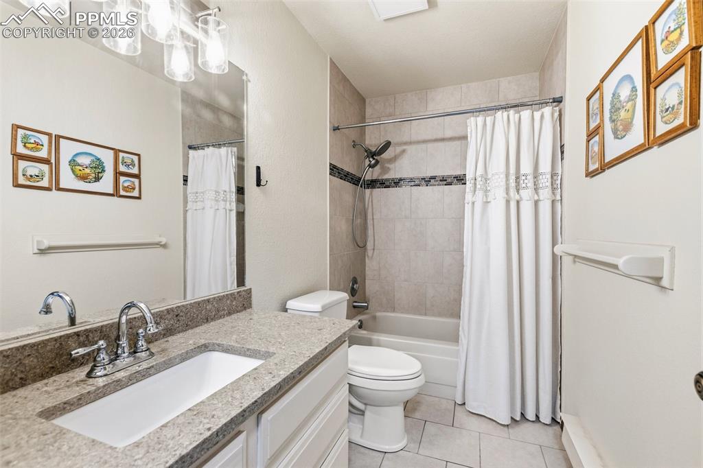 Image 35 of 50: Bathroom