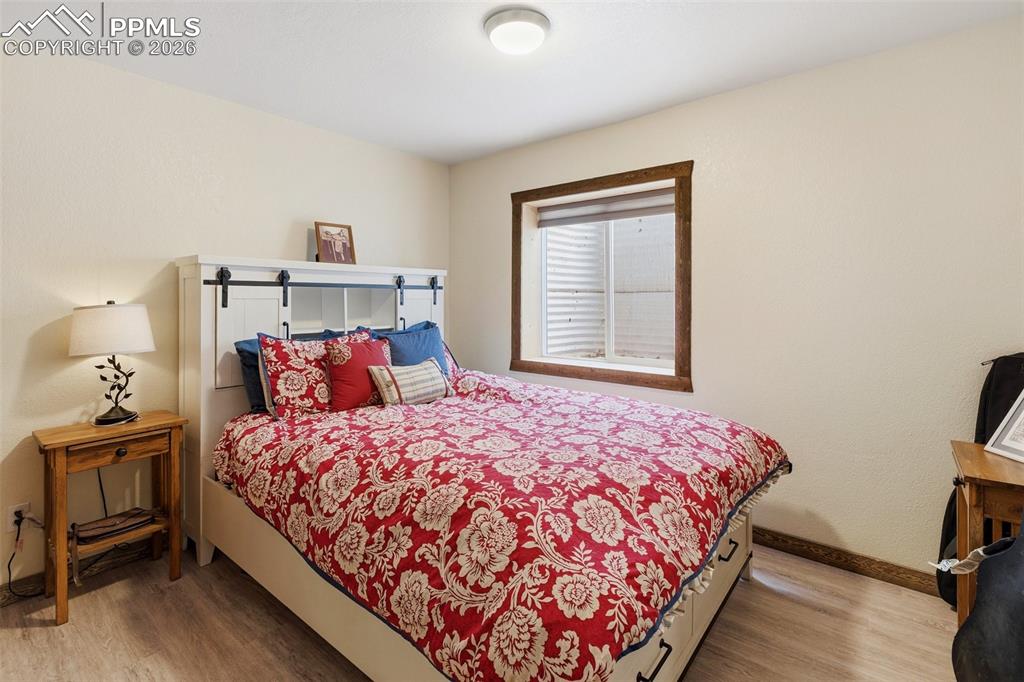 Image 39 of 50: Bedroom