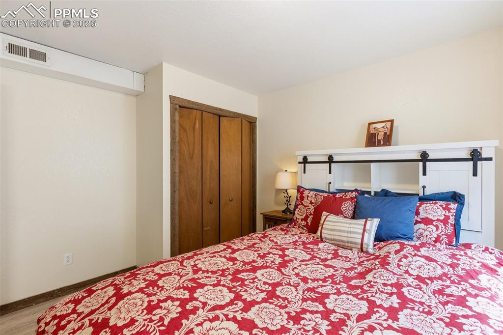 Image 40 of 50: Bedroom