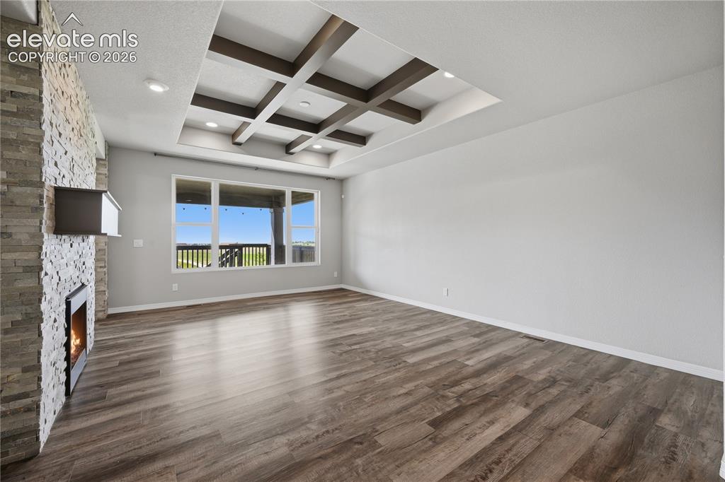 Image 8 of 50: Living Room