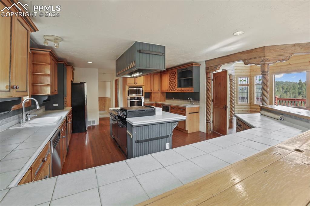 Image 10 of 50: Kitchen