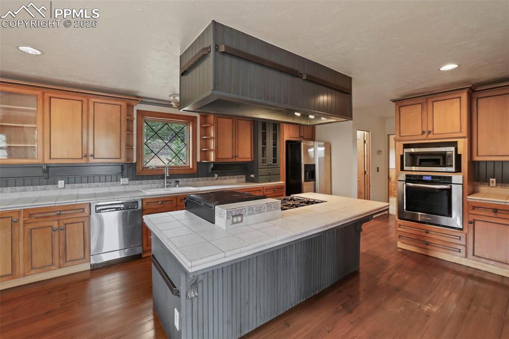 Image 11 of 50: Kitchen