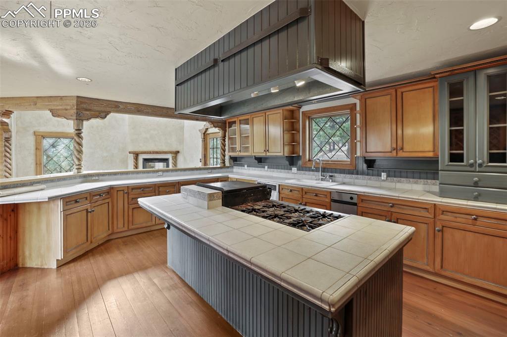 Image 12 of 50: Kitchen