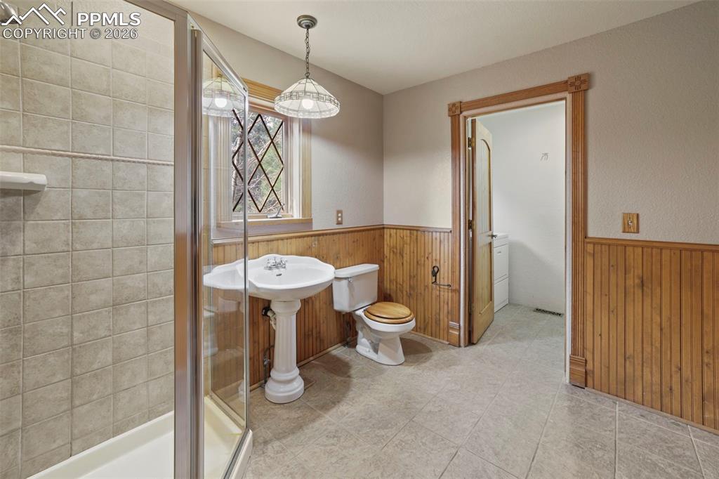 Image 13 of 50: Bathroom