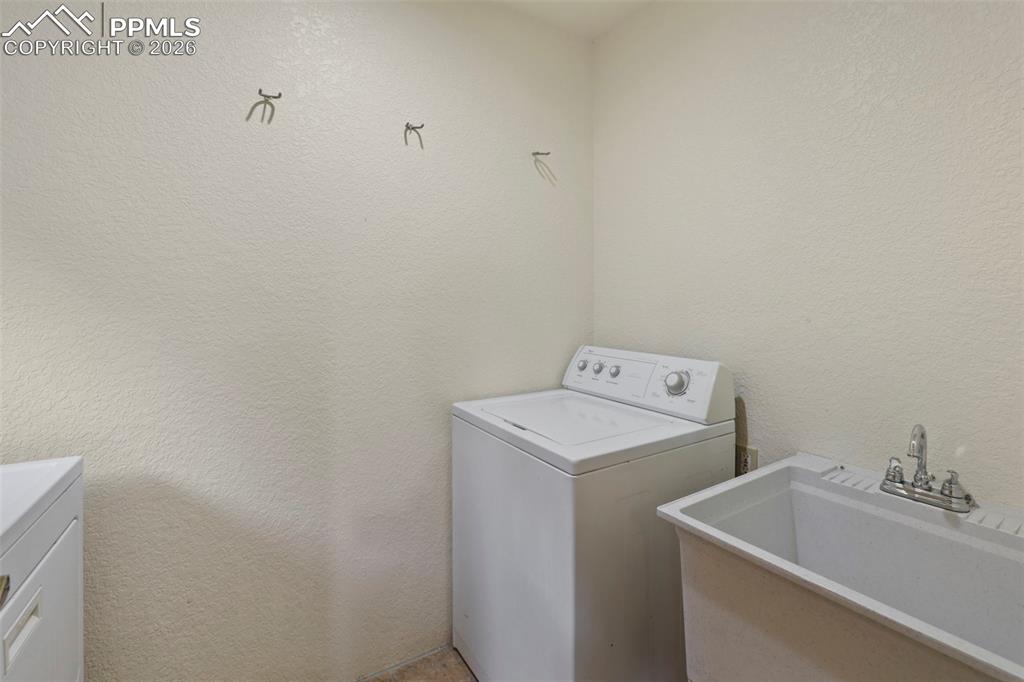 Image 14 of 50: Laundry