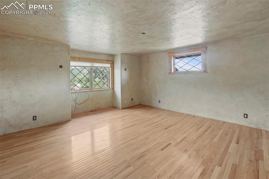 Image 15 of 50: Bedroom