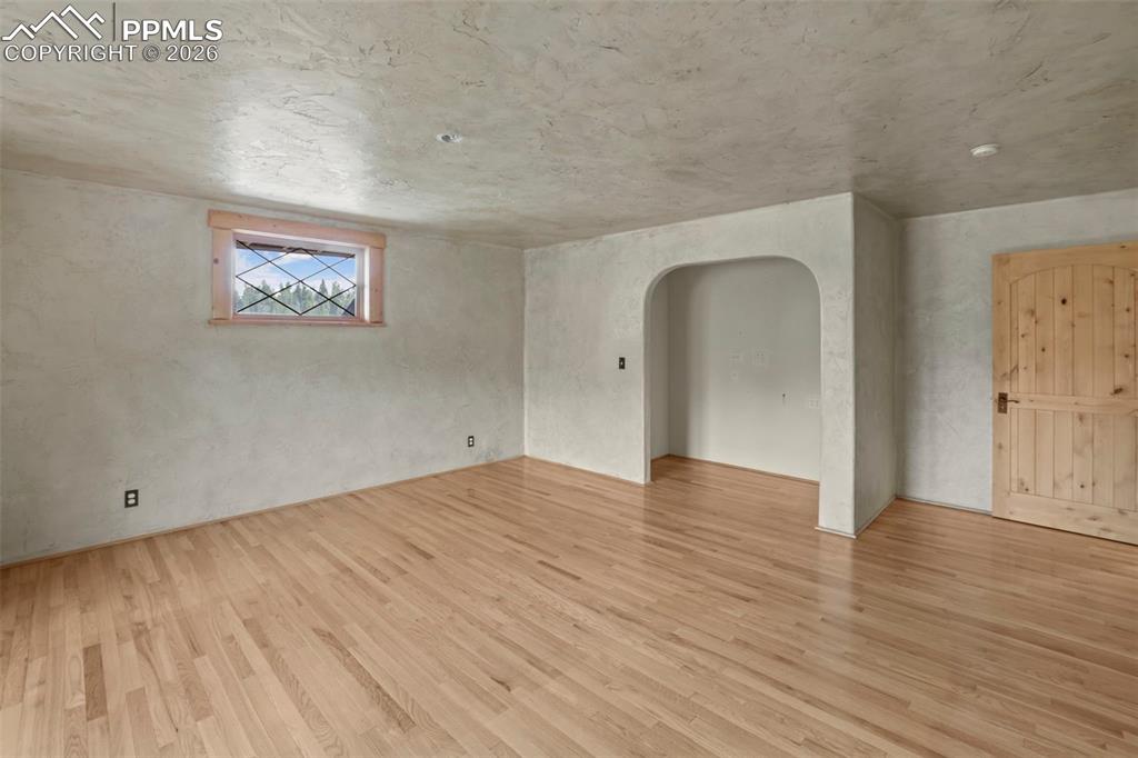 Image 16 of 50: Bedroom