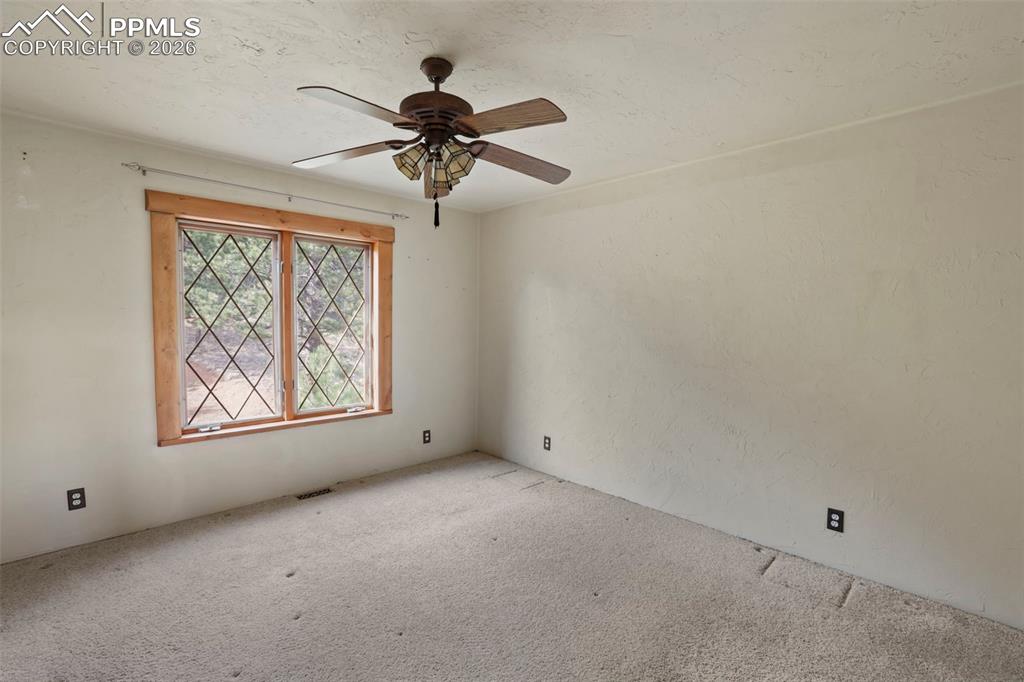 Image 26 of 50: Bedroom