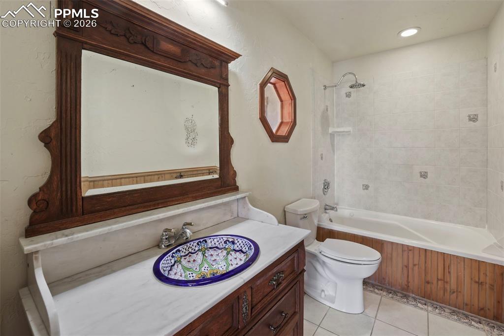 Image 28 of 50: Bathroom