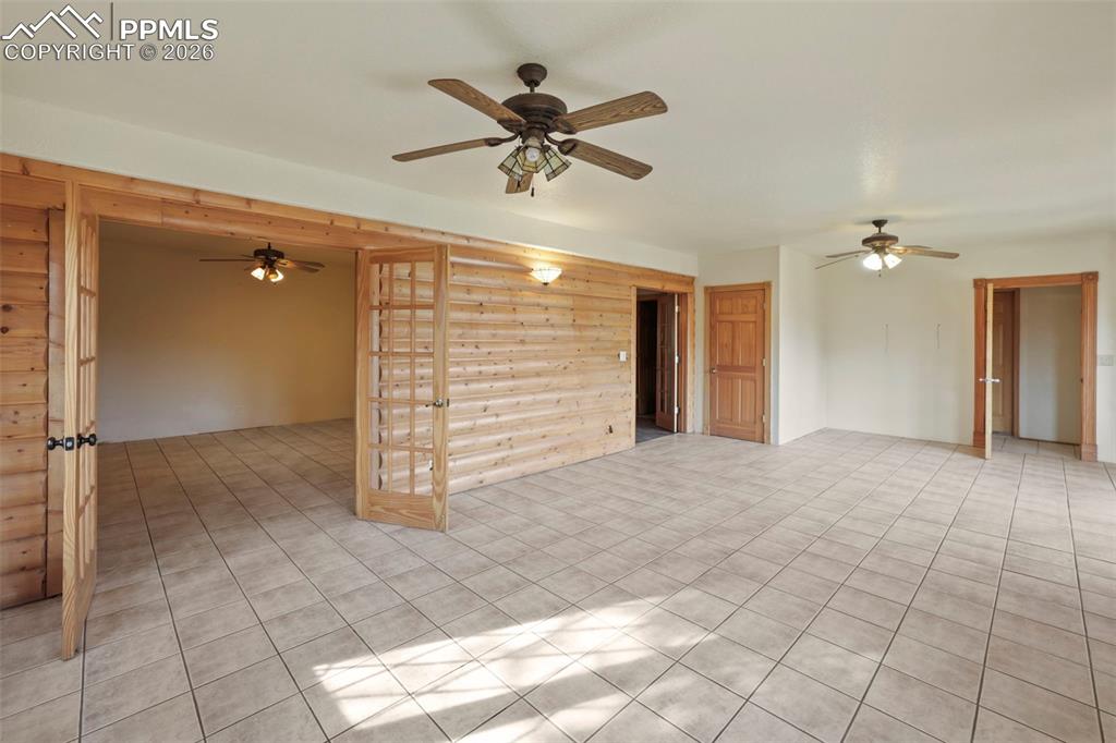 Image 31 of 50: Family Room