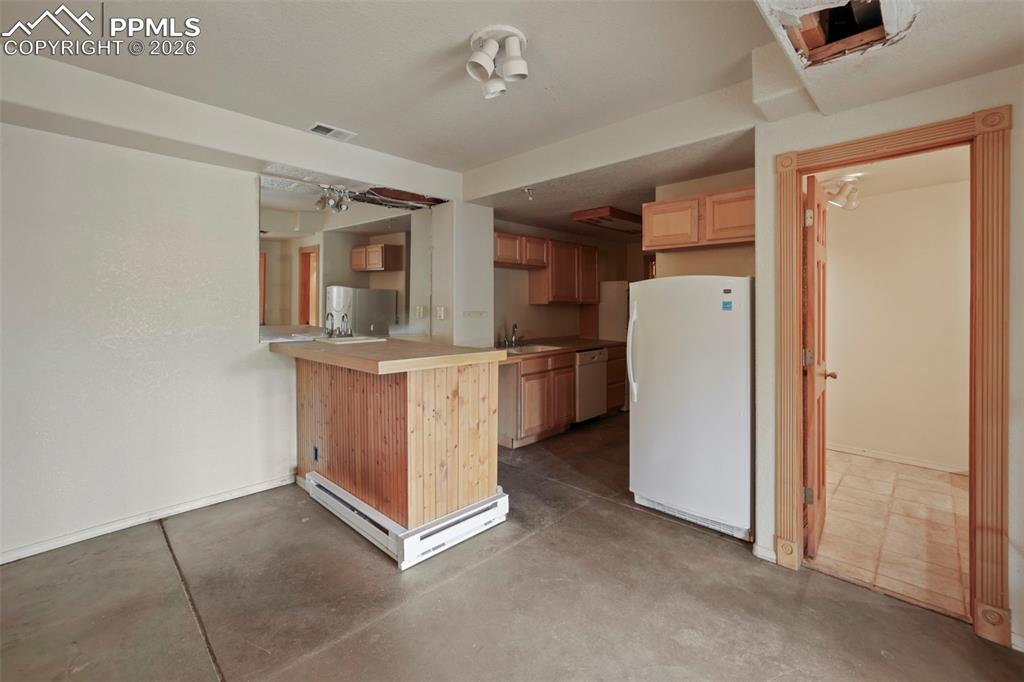 Image 33 of 50: Kitchenette