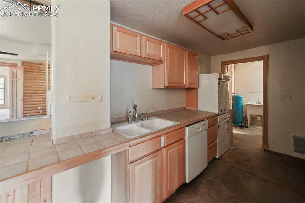 Image 35 of 50: Kitchenette