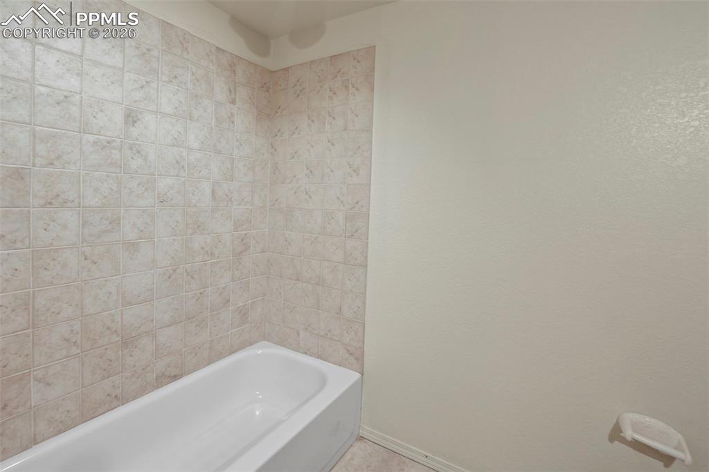 Image 37 of 50: Bathroom