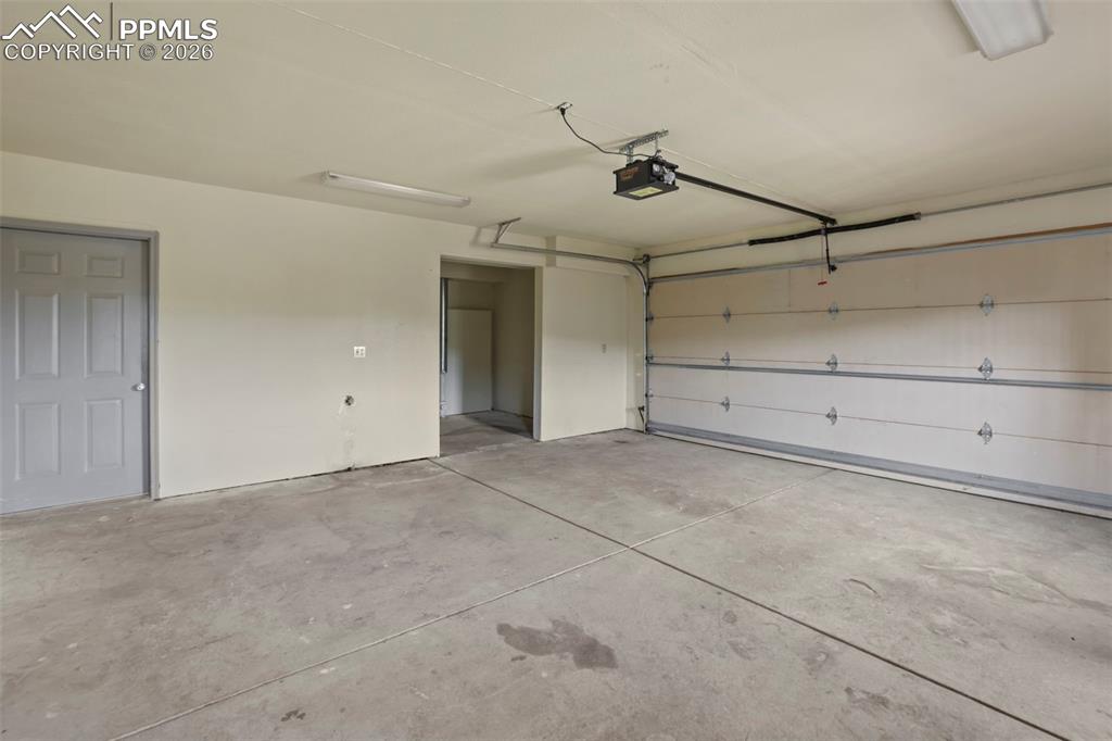 Image 38 of 50: Garage