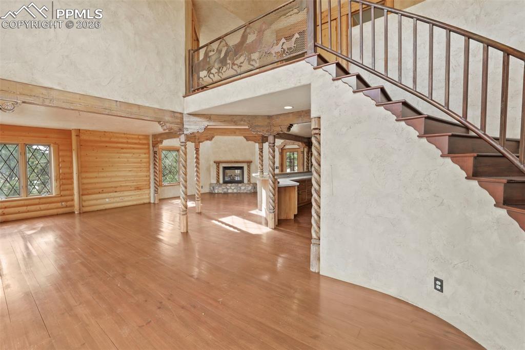 Image 4 of 50: Living Room