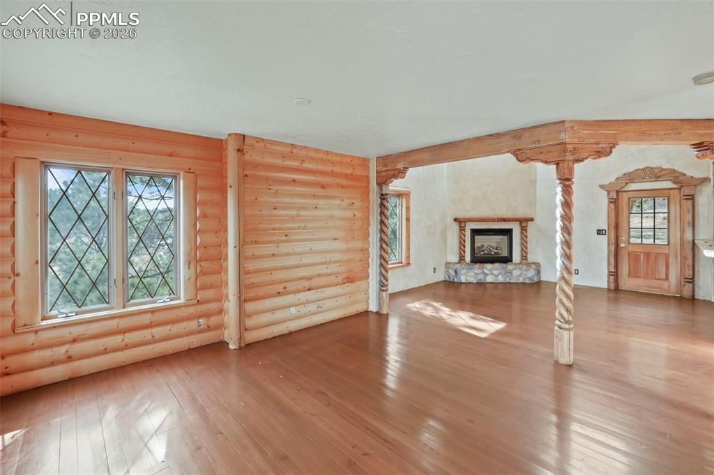 Image 5 of 50: Dining Room