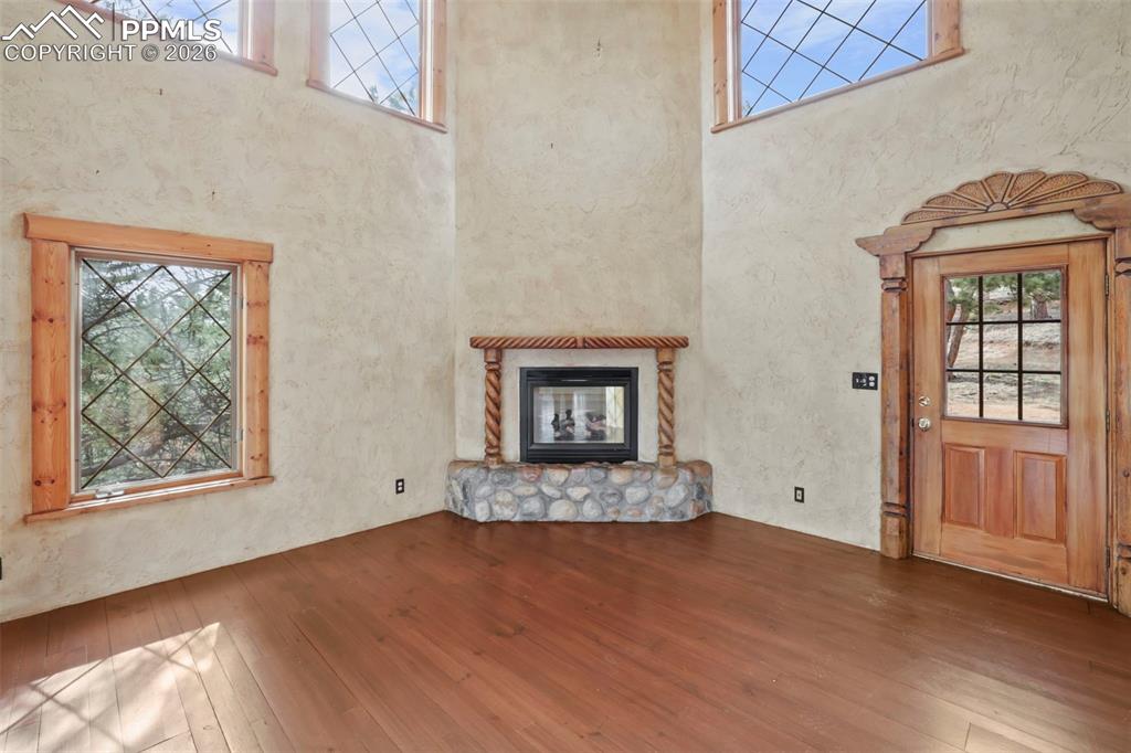 Image 7 of 50: Living Room