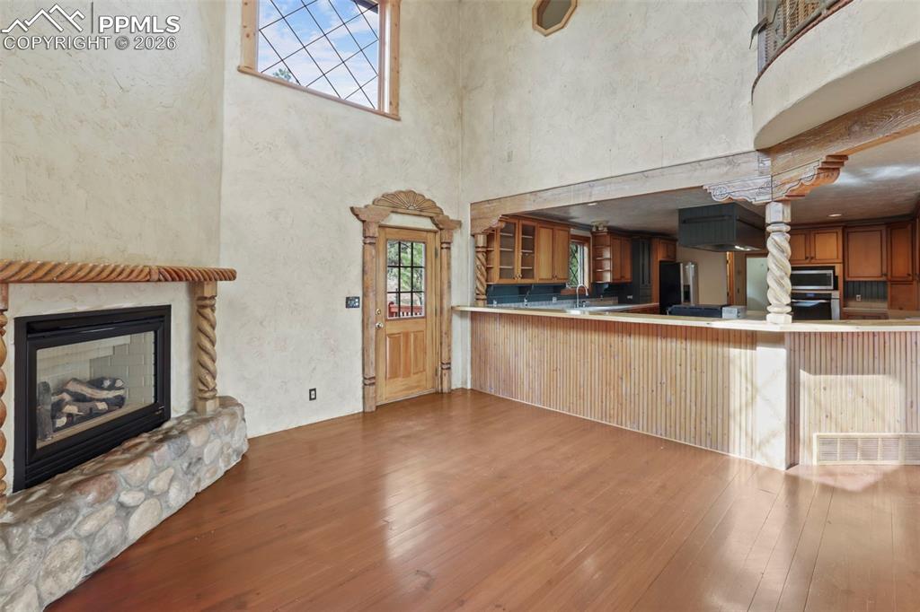 Image 8 of 50: Living Room