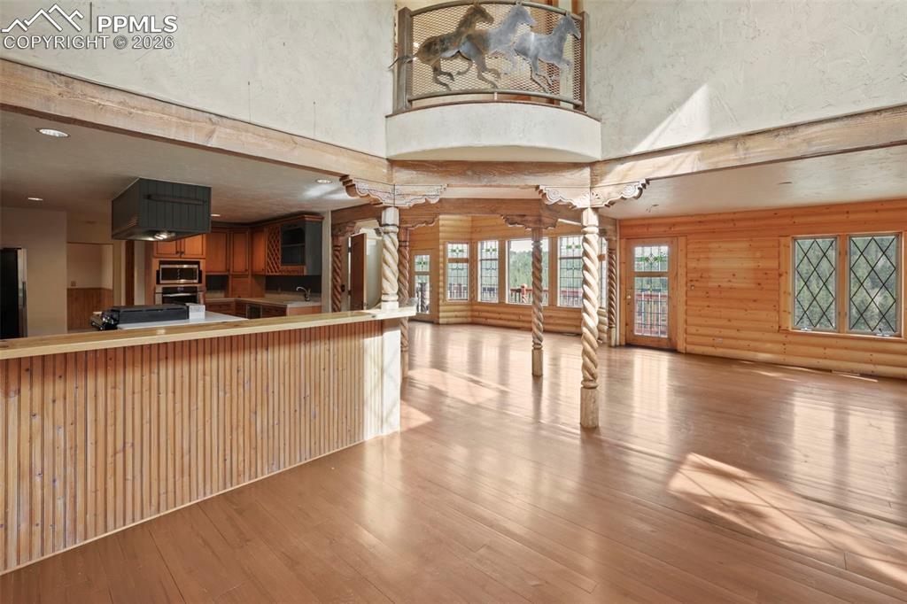 Image 9 of 50: Living Room