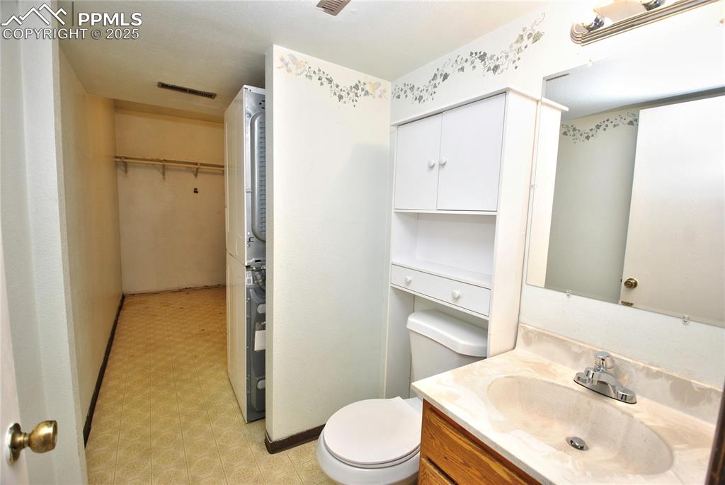 Image 18 of 33: Bathroom