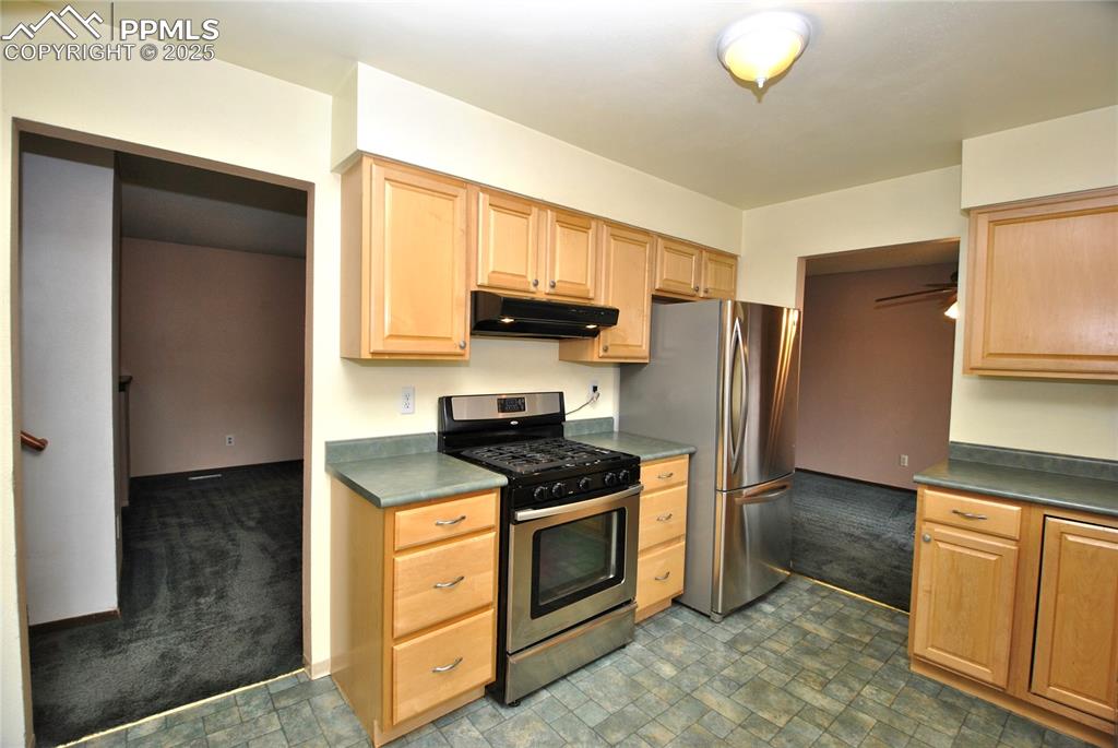 Image 6 of 33: Kitchen