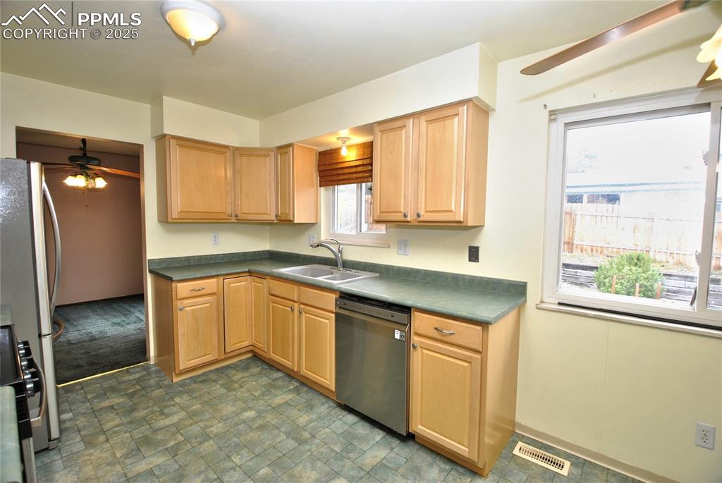 Image 7 of 33: Kitchen