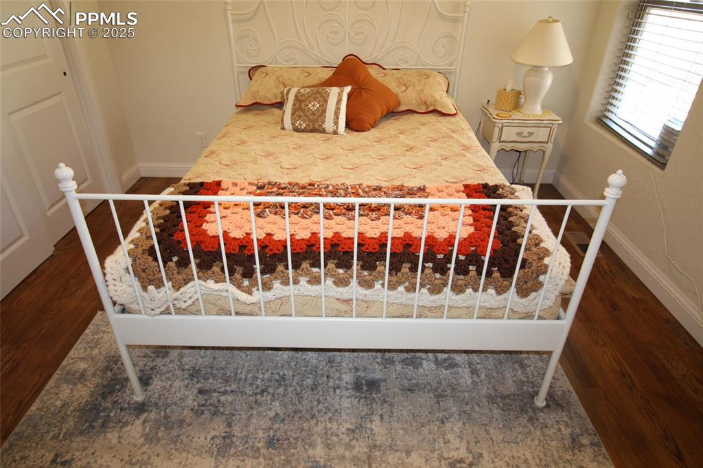 Image 16 of 26: Bedroom