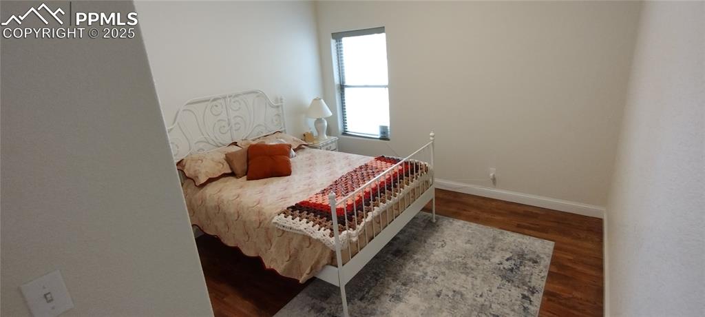 Image 18 of 26: Bedroom