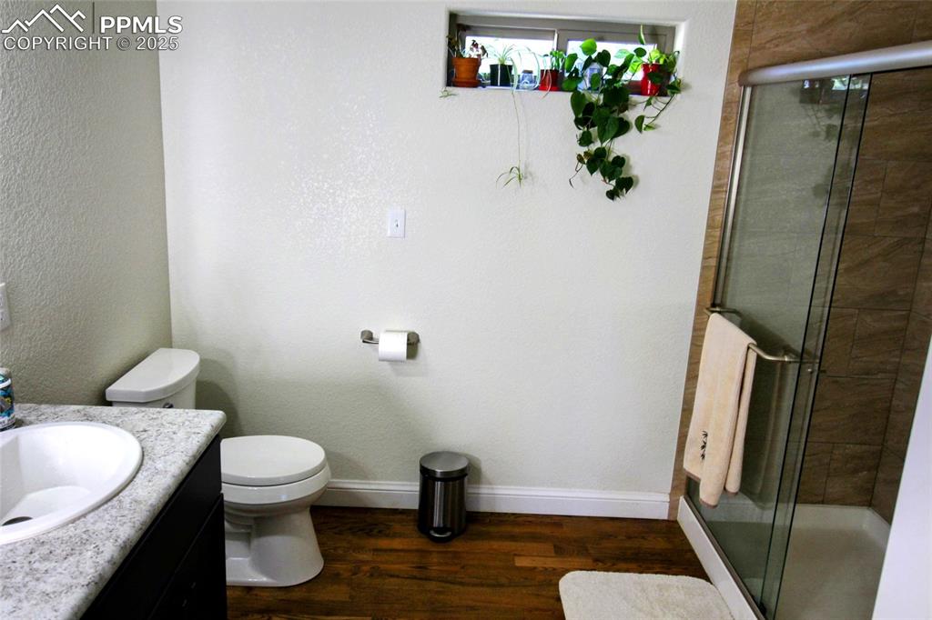 Image 19 of 26: Bedroom
