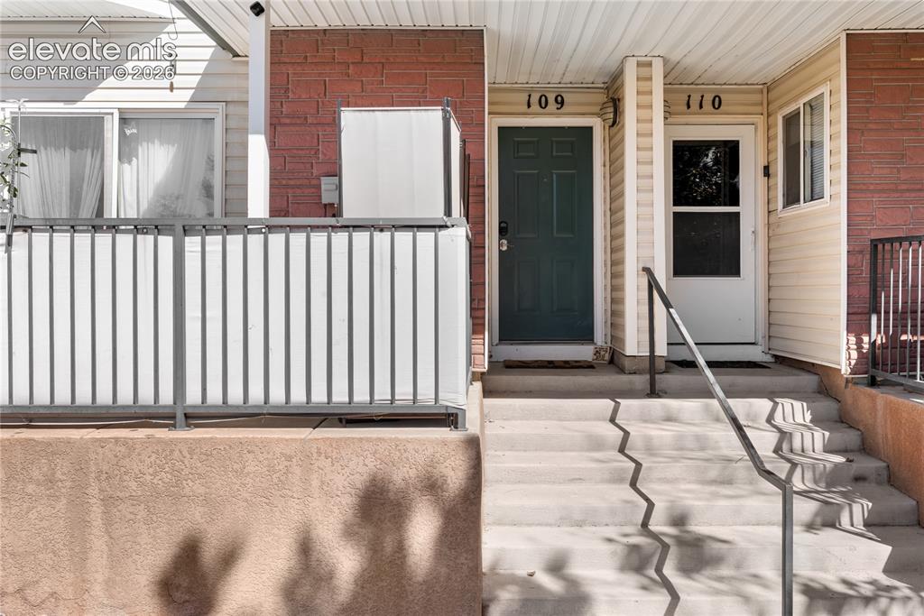 Image 17 of 25: Entry