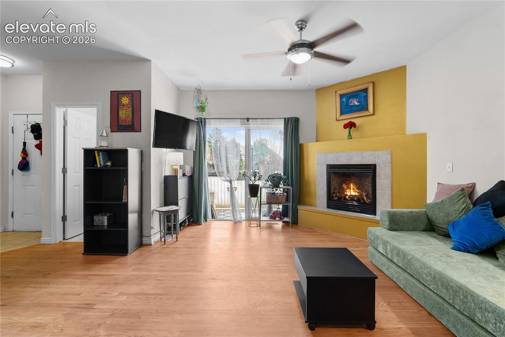 Image 4 of 25: Living Room